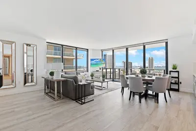 Image de Live at large in this luxury Corner Unit, in Miami's most exclusive building.