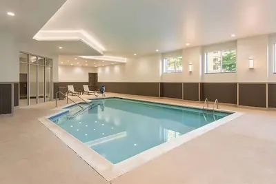 Image de Variety of Art at Art Crossing at Riverplace! 2 Spacious Units with Pool Access