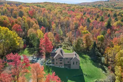 Image de 28 Acre Private Luxury Chalet-Hot Tub-Heated Pool-Game Rooms-16 ppl-pet friendly