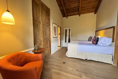 Image de A Refuge of Tradition and Comfort with Panoramic Views