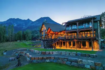 Image de Luxurious, Off-Grid Lodge, Nestled in the Rockies