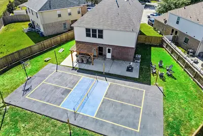 Image de Family Retreat packed with Outdoor Games, Speakeasy Room, Fire Pit, Bowling Htx