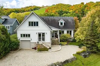 Image de 6 bedrooms! Spacious! 150m to the ski lift! A 5 min walk to village! 30day min