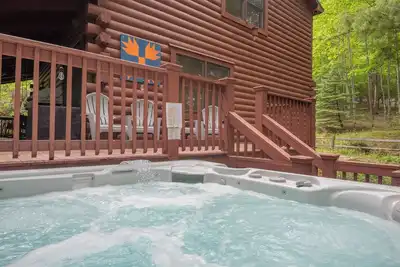 Image de West Jefferson Cabin - Hot Tub + Gas Fireplace + King Beds