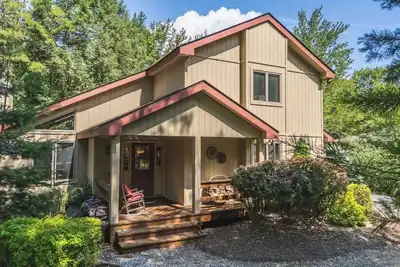 Image de Relaxing 3-bedroom getaway in Lake Naomi Community