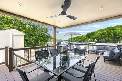 Image de Newly Remodeled w/ Dock, Boat & Pwc Slips, Pool Table & Golden Tee