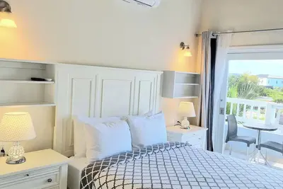 Image de Luxurious 5-bedroom Waterfront villa