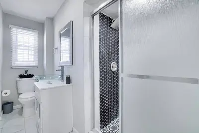 Image de Cozy 2-bedroom apartment in enjoyable Newark with WiFi, central Ac and heating