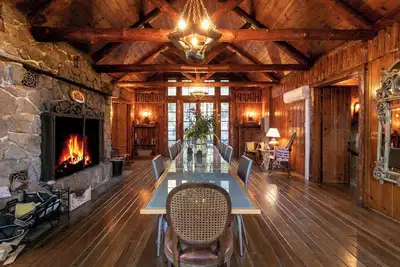 Image de The Lodge @ 11 Chimneys / Vast Dining Room in a 6, 000 sf Cabin