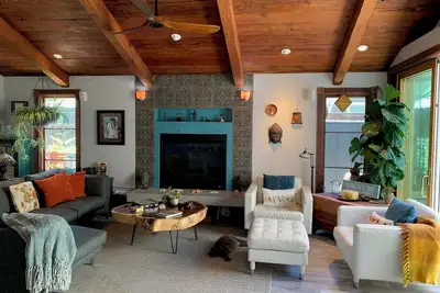 Image de Garden settings & outdoor living coincides with beautiful 1-bedroom dwelling