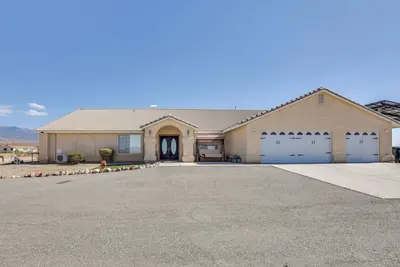 Image de Furnished Patio: Pet-Friendly Home in Pahrump!