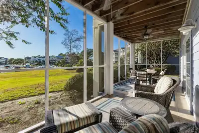Image de Gorgeous Views of the St James Marina from this 1st Floor Dog Friendly Condo