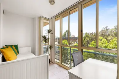 Image de Green Views & Great Location: Inner-City 1-Bed