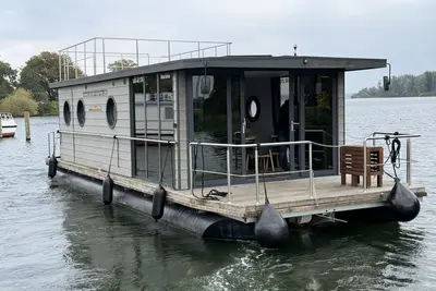Image de Bateau-logement \"Hausboot Marieke Führerscheinfrei\" avec vue sur le lac, terrasse privée et Wi-Fi
