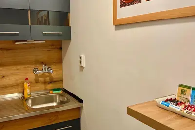 Image de Top Center 3-bedroom semi-basement apartment with WiFi; fits 8 guests