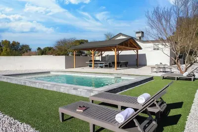 Image de Vegas Retreat: Pool, Pickleball & Local Charm!