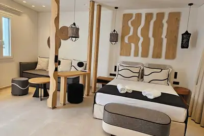 Aristotle Suites, Aura