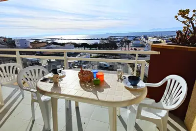 Image de 2166 Rocmar 1 4-C, Excelente Situacion Frente Al Puerto Pesquero Y Con Vista A La Bahia. Gran Terraza. Gran Parking PÚBLICO Delante.