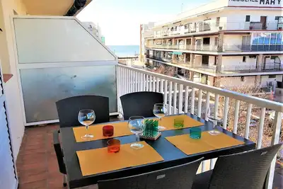 Image de Appartement à Roses: 70m2, Terrasse, Parking, 2ᵉ Ligne de Plage, Draps et Serviettes Inclus