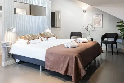 Image de Chambre élégante à proximité des attractions d'Oss, offrant un parking, une connexion Wi-Fi fiable,