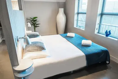 Image de Profitez d'une chambre élégante avec climatisation, Wi-Fi, chauffage au sol et parking. à seulement