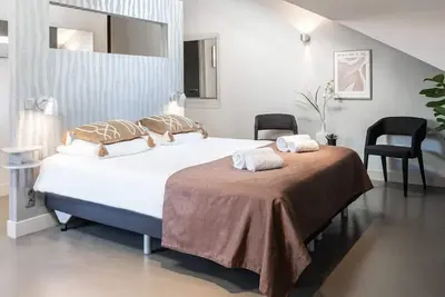 Image de Chambre confortable et élégante près des points forts d'Oss, dotée d'un parking pratique, d'une conn