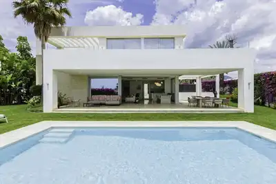 Image de Villa design avec vue sur la mer et piscine privée.