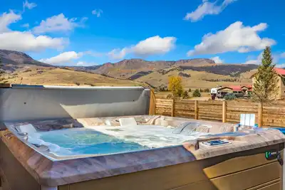 Image de New Listing! Luxury Home, Private Hot Tub, Mountain Views, Pet-Friendly