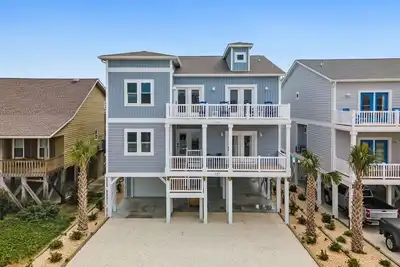 Image de Beach, Please! is a 7 bedroom 5 bathroom oceanview home with a private pool and elevator