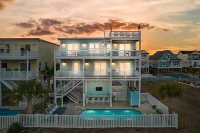 Image de Easy Breezy is a stunning 4 bedroom, 4 bathroom house with a private pool and elevator