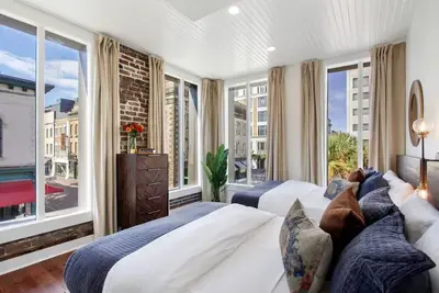 Image de Contemporary Downtown Condo |  Near River St