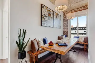 Image de Restored Condo | Downtown Nightlife
