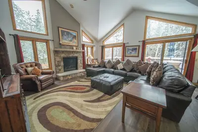 Image de Bring the Dogs, Private hot tub, large deck