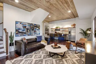 Image de Sprawling Savannah Condos | Downtown Nightlife