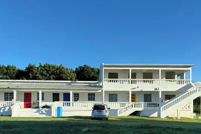 Image de Cozy 2-bedroom apartment in quiet Fitches Creek with WiFi, Ac & hot water shower