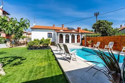 Image de Maison de vacances Nada avec piscine, a 150 m de la plage.