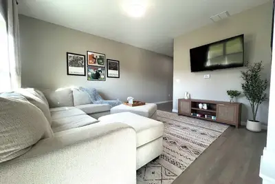 Image de Comfort & Space: 3 King Beds, Large Rooms, Attached Garage!