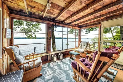 Classic Maine 3-bedroom steps from Great Pond, newly decorated, work or play!