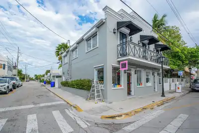 Image de Pescado Penthouse | Vibrant Retreat Overlooking Duval Street!