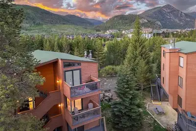 Image de Peaceful Mountain Condo with River Views/ 5 Minute Walk to Slopes