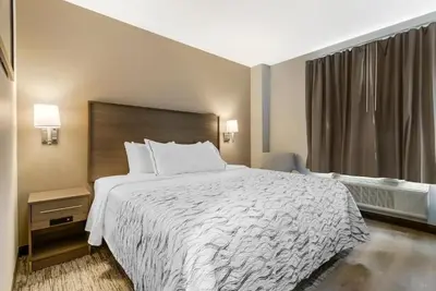 Image de Relaxing Hotel Room with Plush Bedding & Peace | Near Jfk Airport – 10 Min Ride