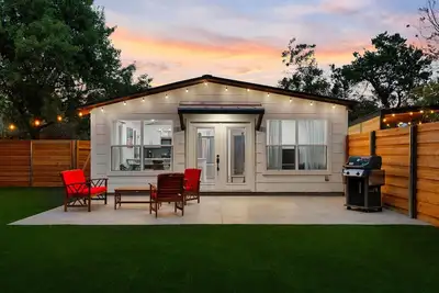 Image de La Mariposa ~ Small Luxury Home w/ Big Backyard
