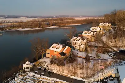 Image de Cottage on the banks of the Missouri River Bluff! Dog Friendly and Ev Charger Available.