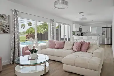 Dreamy 4br Getaway w\/ Private Pool & Luxe Patio in Miramar!