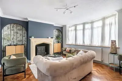 Image de Seafront Retreat: Opulent 4br Haven for Big Groups