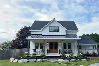 Image de Modern Farmhouse with Large Yard