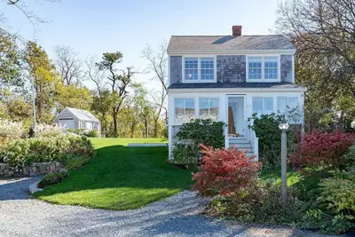 Walk to Private Beach with Ocean Views! 4 Bed/2. 5 Ba