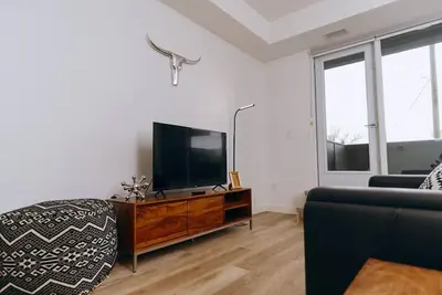 Image de Modern Studio Steps from Osborne Village