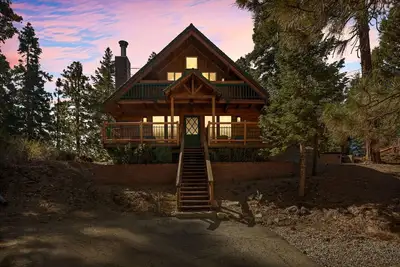 Image de Hidden Pines + Walk to Ski Resorts! + Hot Tub + A/C