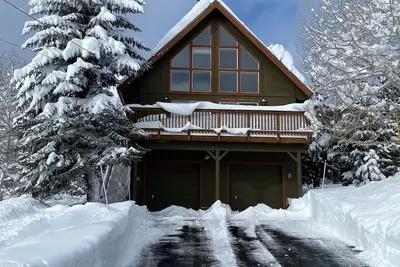 Image de Inviting Tahoe Donner Home with Great Skiing, Sledding, and Hiking Just Outside